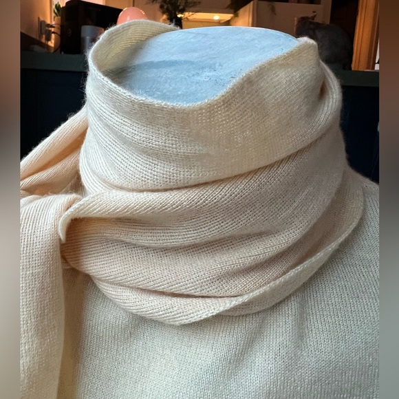 Champagne coloured Jonston of Elgins fine cashmere turtleneck, small. - Picture 2 of 10
